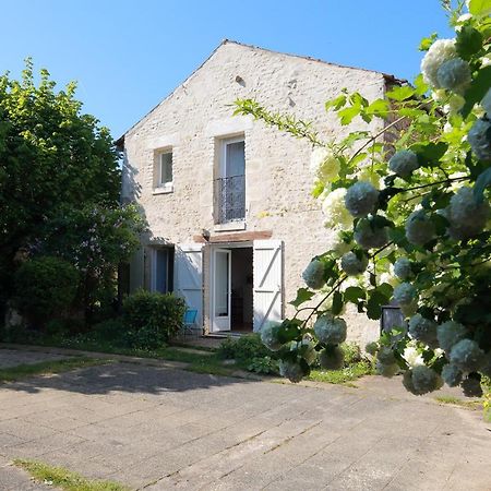 Gite La Loge Des Fees Latille Bagian luar foto