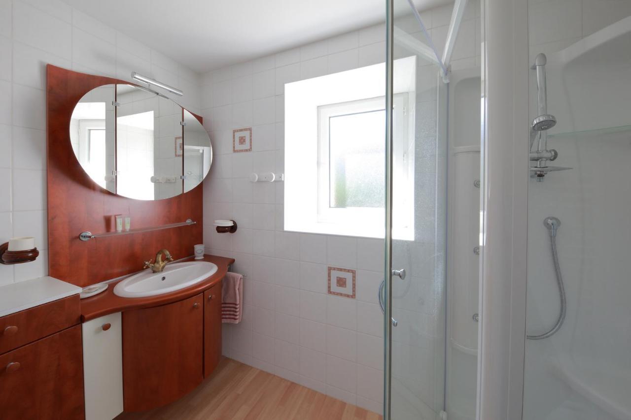 Gite La Loge Des Fees Latille Bagian luar foto