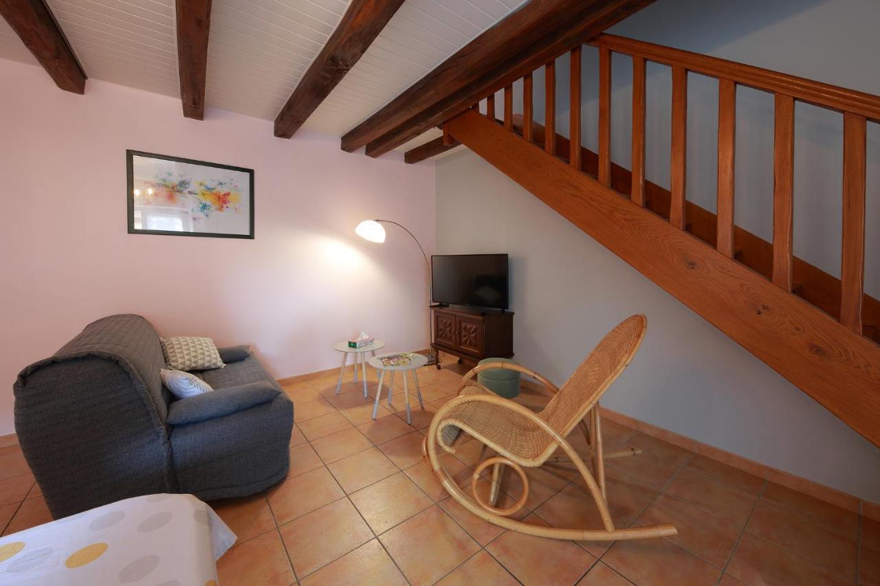 Gite La Loge Des Fees Latille Bagian luar foto