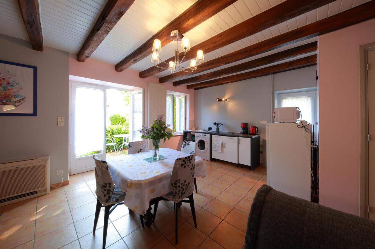 Gite La Loge Des Fees Latille Bagian luar foto